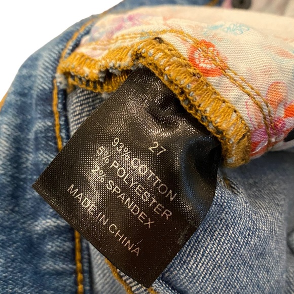 NWOT JOHNNY WAS DISTRESSED EMBROIDERED JEANS - SZ 27 - Picture 9 of 9